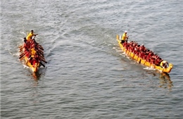 Đua thuyền truyền thống trên sông Nhật Lệ